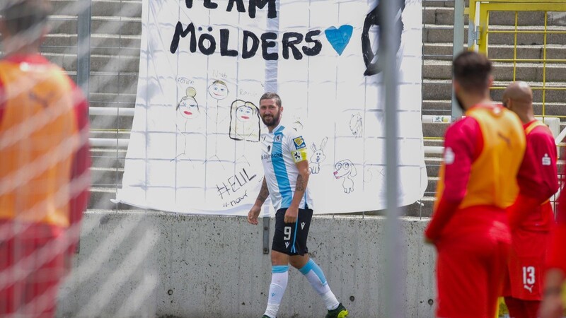 Sascha Mölders bejubelt seinen 2:1-Siegtreffer vor dem "Team-Mölders-Plakat" in der Westkurve.