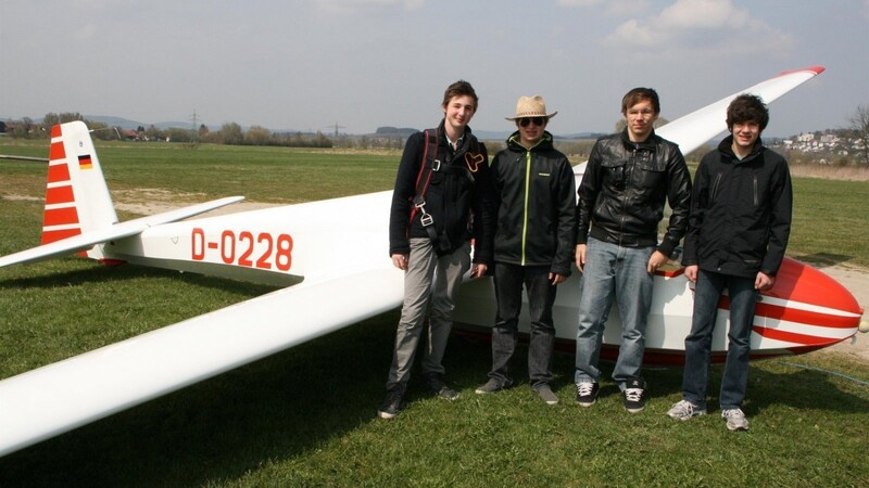 Linus, Jonas, Daniel und Franklin (von links) lernen beim SSV Cham das Segelfliegen.