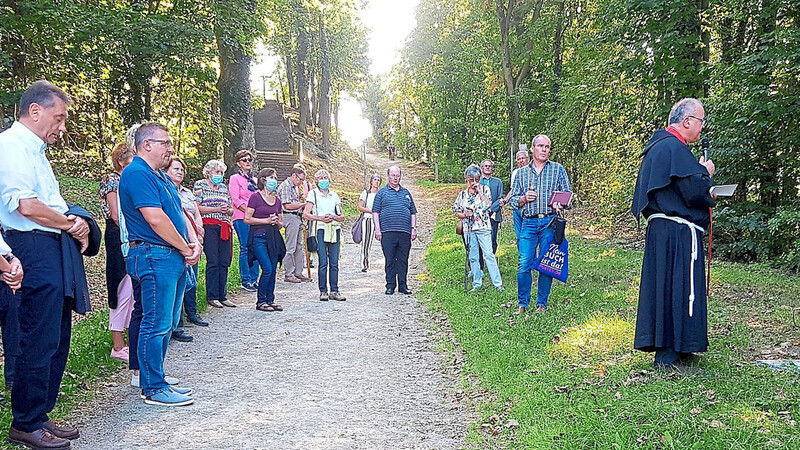 Im Beisein von geladenen Gästen segnete Pater Darek am Sonntagnachmittag den restaurierten Kreuzweg am Pilgerweg zum Bogenberg.