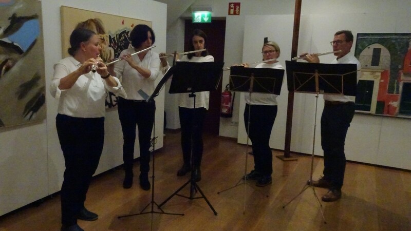 Das Querflötenensemble der Städtischen Musikschule mit ihrem Leiter Stefan Mutz präsentierte schöne Melodien.