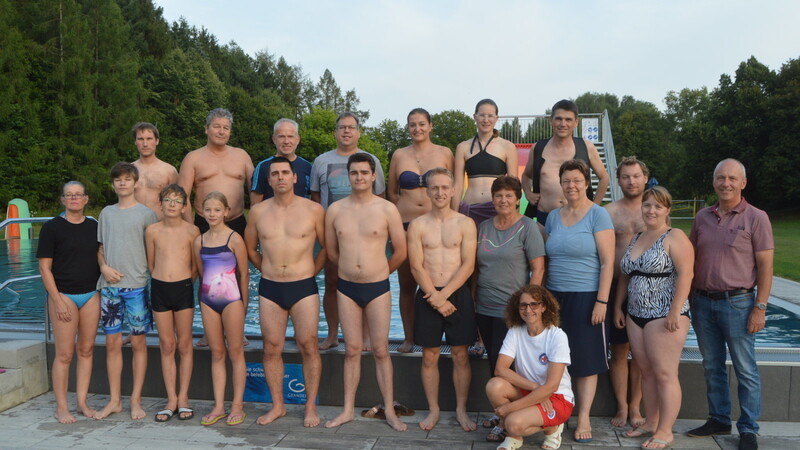 Die 18 Teilnehmer beim Stundenschwimmen zusammen mit Bürgermeister Josef Reff und Wasserwacht-Chefin Helga Hundhammer.