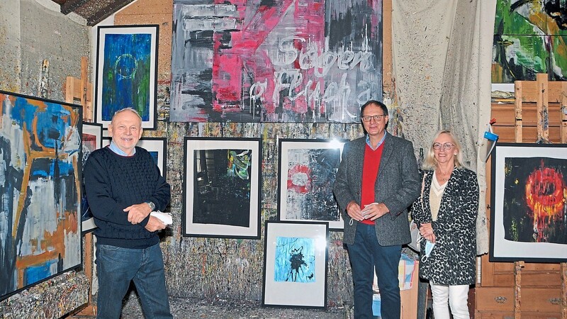 Der 80-jährige Künstler freute sich über den Besuch von Gisela Achatz und Jörg Henzen. Das Paar betonte: "Es ist schön wieder Kunst zu sehen in diesen besonderen Zeiten."  Fotos: Andrea Scchwarzmeier