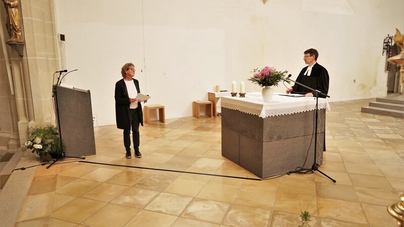 Pfarrer Klaus Ulrich Bomhard führte Gabi Stählin offiziell als neue Lektorin ein.