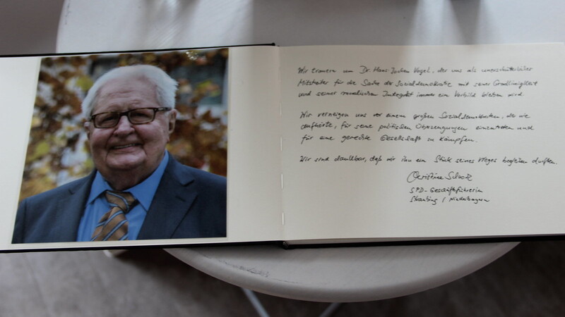 Das Kondolenzbuch für den verstorbenen früheren SPD-Vorsitzenden Hans-Jochen Vogel.