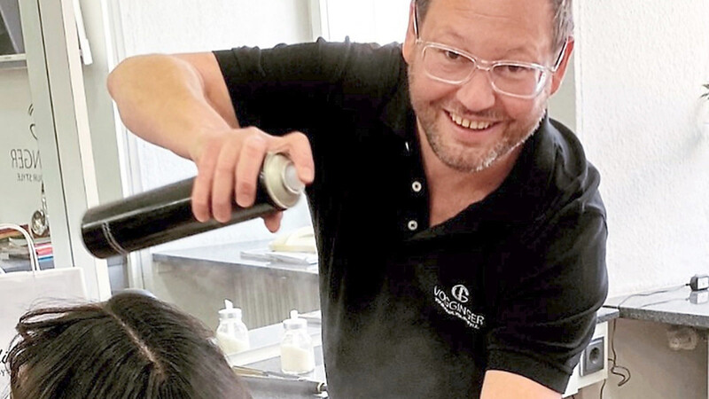 Friseurmeister Florian Vogginger kann ab Montag die Haare seiner Kunden wieder schneiden, färben und stylen - dann natürlich mit Maske.