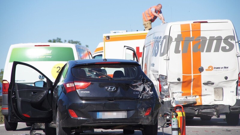 Wieder einmal ist es auf der A3 bei Regensburg zu einem schweren Unfall gekommen. Auf Höhe Wiesent kollidierten am Montag vier Fahrzeuge miteinander. Die Folge war ein kilometerlanger Stau.