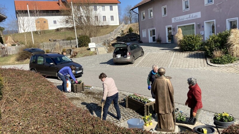 Auf dem Dorfplatz in Wettzell führten Mitglieder des OGV Wettzell eine Frühjahrsbepflanzung mit Säuberung des Umfeldes durch.