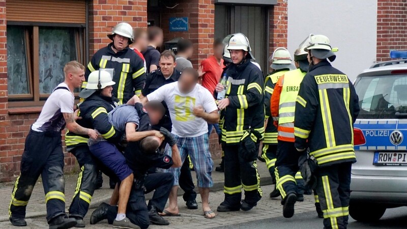 Drei Männer behindern die Arbeit der Rettungskräfte. Es kommt zu Handgreiflichkeiten. Immer mehr Polizisten, Feuerwehrleute und Sanitäter werden bei Einsätzen angegriffen.