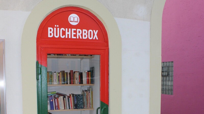 Lesestoff gibt es auch in den Bücherboxen in Viechtach. Eine befindet sich direkt neben der Bücherei.