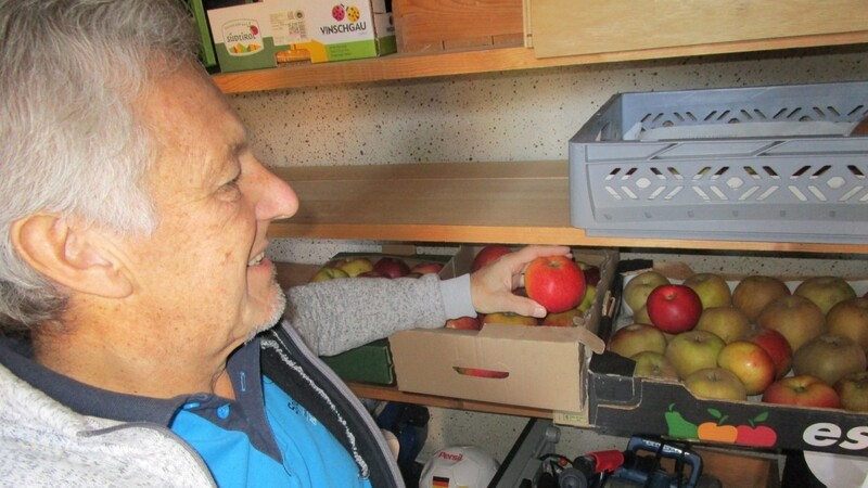 Gartler-Verbandskassier Rudi Kollmeier bevorratet seine Äpfel in einem kleinen Lagerraum