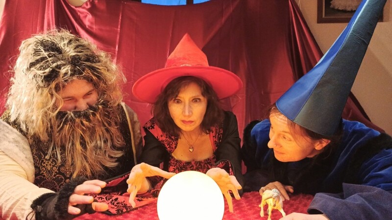 Die drei "Hexen" Tatjana Schmidt, Anita Schläger und Silke Bach (von links) werden die schönsten Faschingskostüme prämieren.
