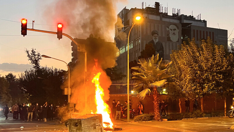 Ein Polizeimotorrad brennt während eines Protests gegen Mahsa Aminis Tod. Sie hatte gegen die konservative Kleiderordnung des Landes verstoßen.
