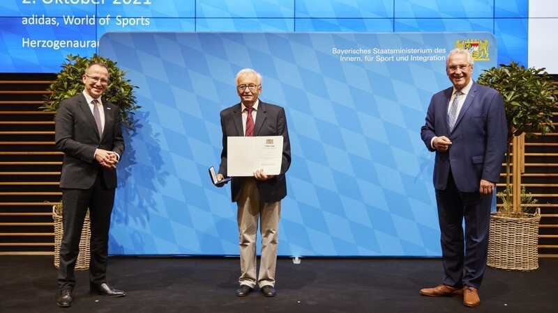 Staatsminister Joachim Herrmann (rechts) zeichnete zusammen mit BLSV-Präsident Jörg Ammon Hans -Jürgen Bernhardt (Mitte) mit Urkunde und der Ehrenmedaille des BLSV aus.