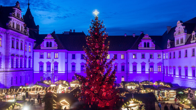Der Romantische Weihnachtsmarkt im Fürstenschloss in Regensburg musste schließen. Veranstalter Peter Kittel geht juristisch dagegen vor.