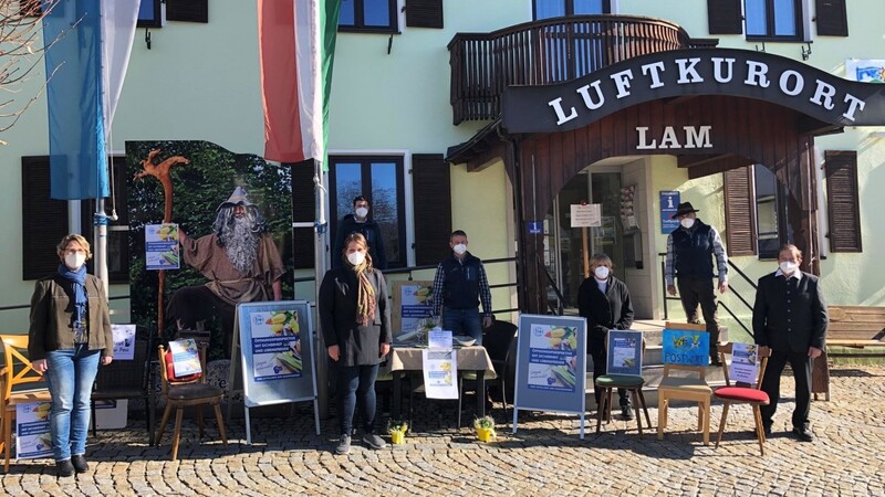 Gemeinsam wollten Vertreter des Gastgewerbes, der Tourist-Informationen und die Bürgermeister der drei Lamer Winkel-Gemeinden ein Zeichen setzen und den Druck auf die Politik erhöhen.