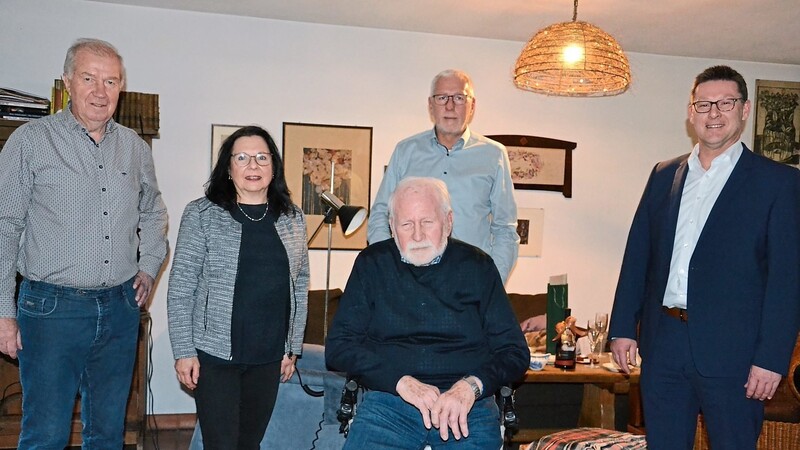 Bürgermeister Helmut Fichtner, Sohn Alexander sowie Ulrike Simon und Herbert Knier vom TSV Mainburg (stehend v. r.) machten Karl-Heinz Bischof zu dessen 90. Geburtstag ihre Aufwartung.