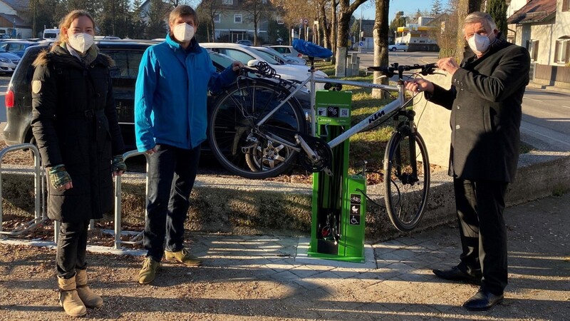 Melanie Falkenstein (v. l.), dritter Bürgermeister und Energiereferent Dr. Michael Stanglmaier und Bürgermeister Josef Dollinger nahmen die neue Fahrrad-Service-Station unter die Lupe.