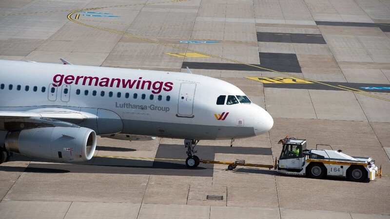 Wegen Rauchentwicklung im Cockpit ist eine Germanwings-Maschine am Montagabend auf dem Düsseldorfer Flughafen notgelandet.