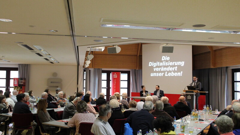 Beinahe 50 Senioren haben an dem Vortrag zur digitalen Finanzwelt im Sparkassen-Saal teilgenommen.