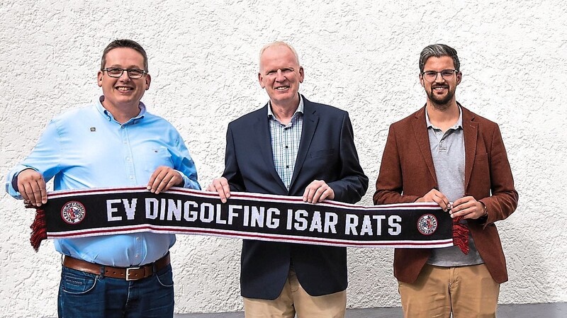 Jochen Schreiner vom Einrichtungshaus Schneider (links) und der sportliche Leiter Oliver Ferstl (rechts) begrüßten den neuen Cheftrainer.