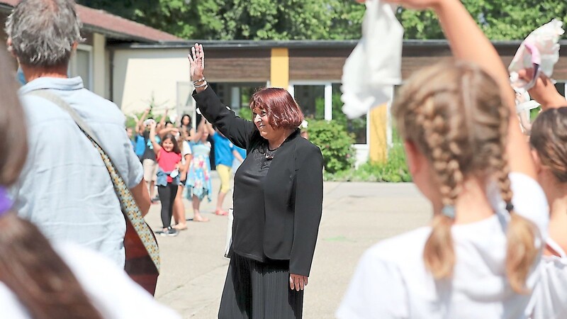 Die Schüler geleiteten Monika Geltl - die "Schulhymne" singend - ein letztes Mal durch den Pausenhof, ehe sie nach 15 Jahren als Rektorin der Karl-Heiß-Grundschule in den Ruhestand geht.