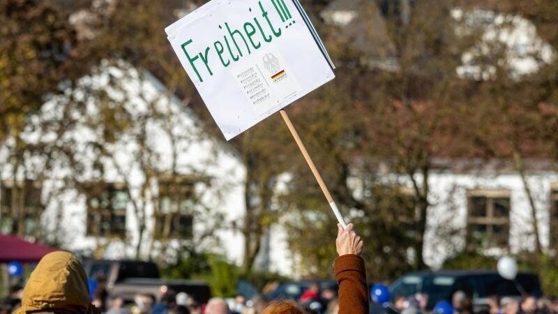 Regensburg: Eine Teilnehmerin einer Demonstration der "Querdenken"-Bewegung gegen die gegenwärtigen Anti-Corona-Maßnahmen.