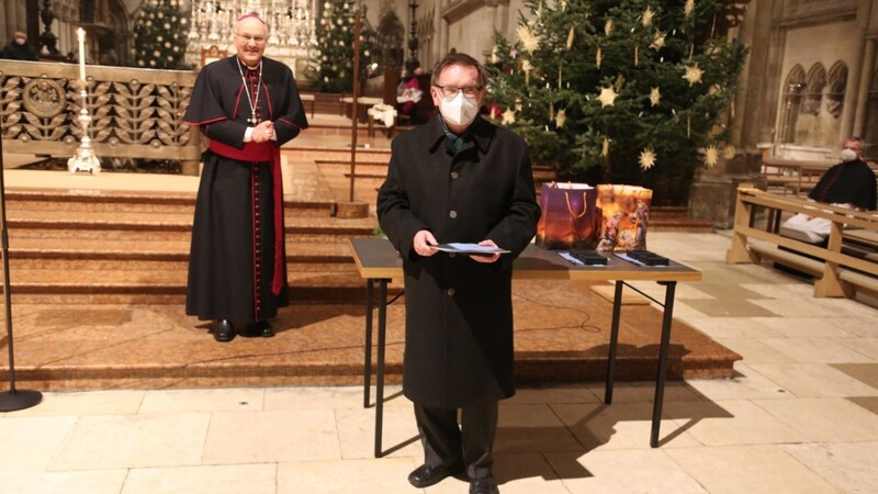 Johann Dendorfer (rechts) nach der Würdigung durch Bischof Dr. Rudolf Voderholzer.