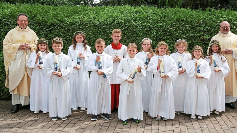 Zehn Kinder feierten in der PfarrkircheSt. Peter und Paul ihre Erstkommunion
