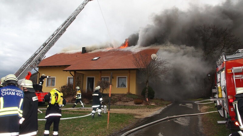 Wohnhausbrand in Rissing: 180 Feuerwehrmänner bekämpften das Feuer.