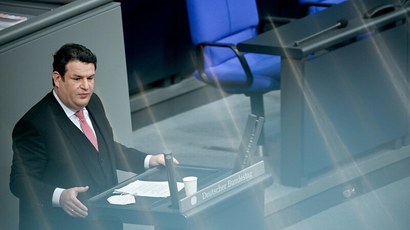 Hubertus Heil (SPD), Bundesminister für Arbeit und Soziales, spricht bei der 18. Sitzung des Bundestags zu den Abgeordneten. Thema der Debatte ist unter anderem die Verlängerung der Sonderreglungen beim Kurzarbeitergeld.