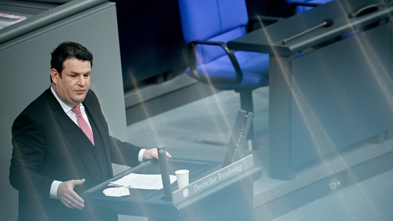 Hubertus Heil (SPD), Bundesminister für Arbeit und Soziales, spricht bei der 18. Sitzung des Bundestags zu den Abgeordneten. Thema der Debatte ist unter anderem die Verlängerung der Sonderreglungen beim Kurzarbeitergeld.