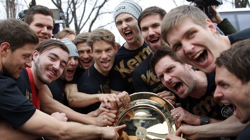 Die Handball-Europameister wurden gebührend in der Max-Schmeling-Halle in Berlin empfangen und feierten ihren Triumph.