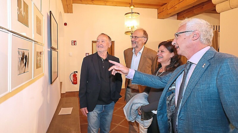 Schios Bürgermeister Valter Orsi betrachtet zusammen mit Schios Bildungsreferentin Anna Donà, Elmar Weber vom Partnerschaftsverein und Fotograf Helmut Stix (von rechts) einige Bilder der Ausstellung.