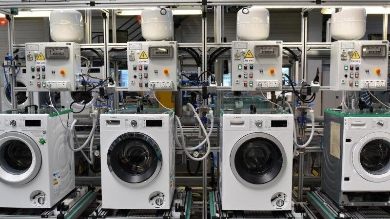 Waschmaschinen werden im Bosch Siemens Hausgeräte-Werk produziert.