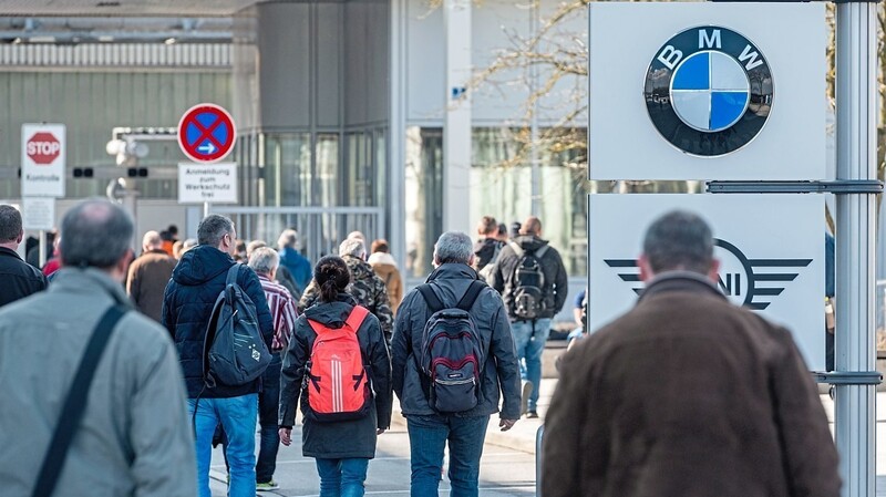 Der Schichtwechsel im BMW-Werk Dingolfing fällt seit zwei Wochen aus, die Bänder stehen still. Nun hat BMW Kurzarbeit angemeldet.