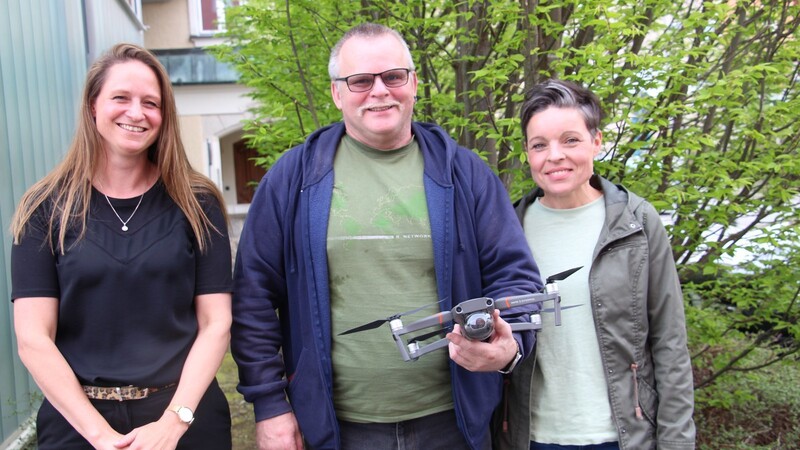 Katja Weindl (v.li.), Drohnenflieger Hans Weinberger und Katrin Eggl von der Kitzrettung Böbrach.