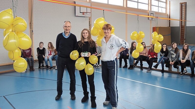 Karina Hofbauer mit Direktor Oliver Sailer und Lehrerin Ursel Falk im Kreise ihrer Mitschülerinnen.