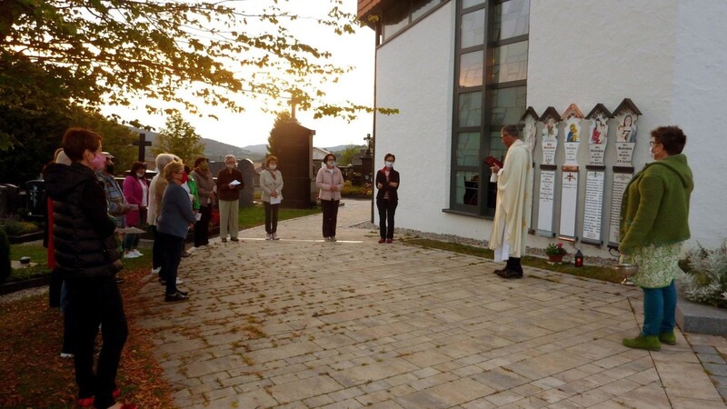 Pfarrer Johann Wutz segnete das neue Totenbrett des KDFB Haibühl-Ottenzell.