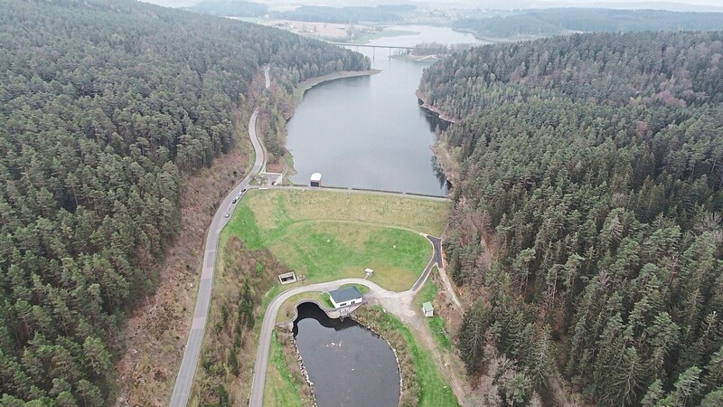 Der Staudamm des Eixendorfer Sees soll mit einem Entnahmeturm ergänzt werden.