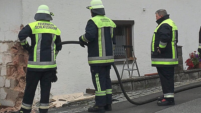 Die Einsatzkräfte vor dem Unfallhaus in Schlatzendorf, gegen das im Juli 2019 ein BMW krachte.