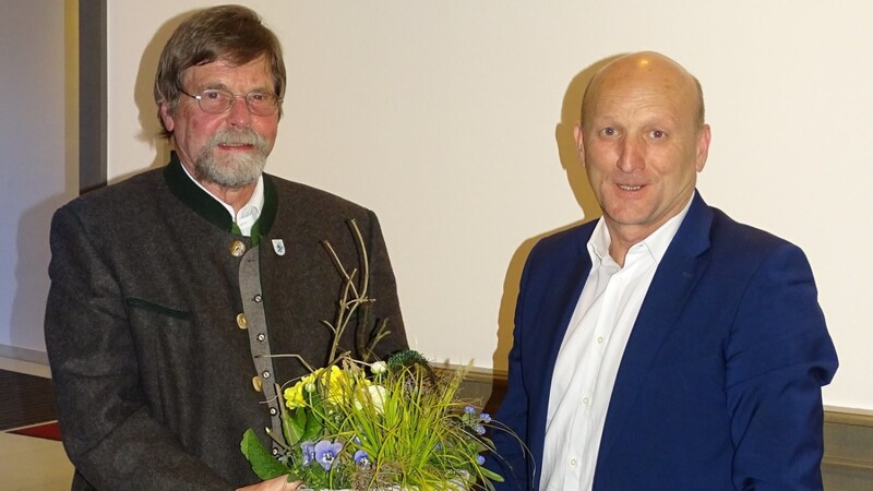 Gartler-Kreisvorstand Bürgermeister Franz Aster (rechts) überreichte ein Präsent an den Bayerischen Gartler-Präsidenten Wolfram Vaitl.