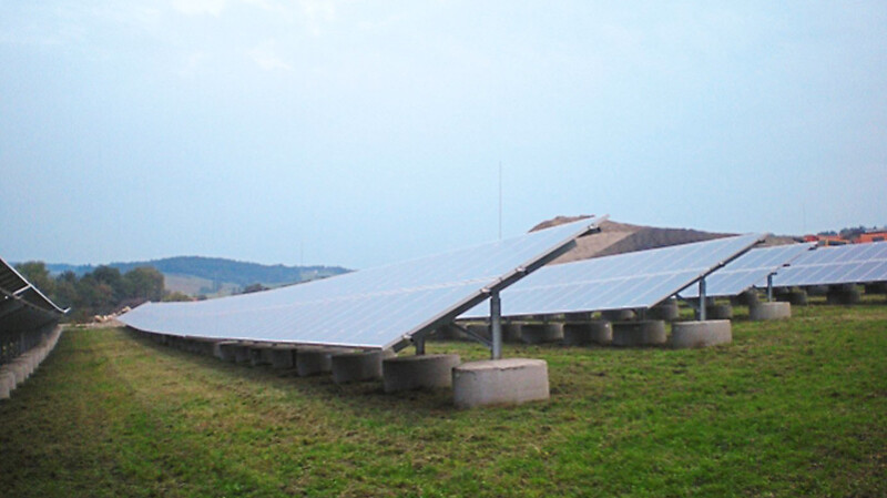 Mit dem von der Photovoltaikanlage auf der Reststoffdeponie Spitzlberg erzeugten Solarstrom können umgerechnet etwa 450 Haushalte versorgt werden.