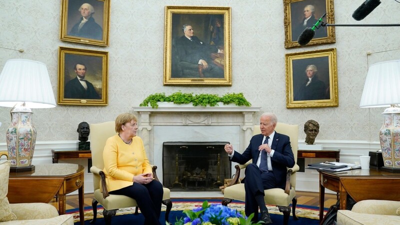 Gipfeltreffen: Bundeskanzlerin Angela Merkel mit US-Präsident Joe Biden im "Oval Office" des Weißen Hauses in Washington.