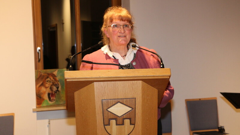 Organisatorin Hildegard Stolle hieß bei der Vernissage die Gäste willkommen.