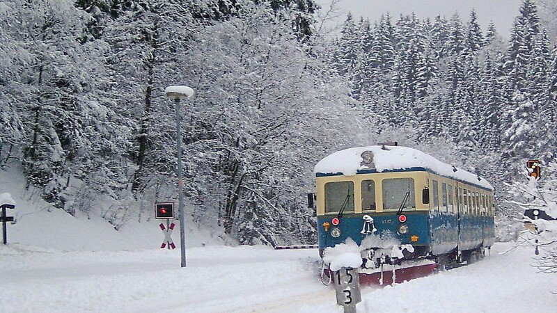 Mit rund 400 Diesel-PS kämpft sich der historische Esslinger Dieseltriebwagen durch den Schnee.