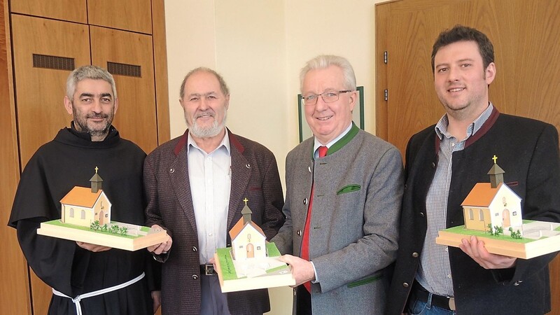 Über die Weinzierer Sankt Urban Modelle freuen sich Pater Marek. Friedrich Huber, Bürgermeister Franz Schedlbauer und Ludwig Marchl jun. (von links).