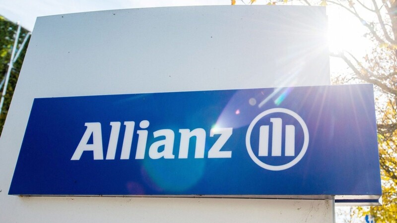 Ein Schild mit dem Logo des Versicherungskonzerns Allianz.