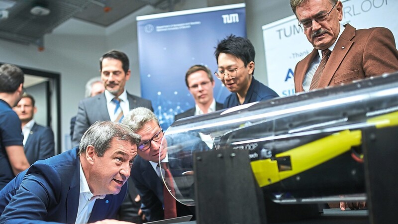 Ministerpräsident Markus Söder (l.), Wissenschaftsminister Bernd Sibler (2. v. l.) und TUM-Präsident Prof. Wolfgang A. Herrmann (r.) begutachten den Prototyp eines Hyperloop-Pods.