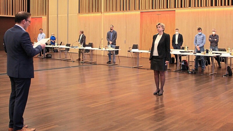 Martina Matzke sprach am Donnerstagabend die Eidesformel. Sie wurde offiziell als Stadträtin vereidigt.