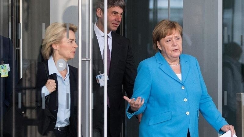 Angela Merkel geht mit Verteidigungsministerin Ursula von der Leyen zu einem Pressestatement zum Abschluss des Gipfels.